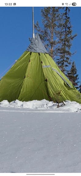 Tältkåta Lavvu med kamin.