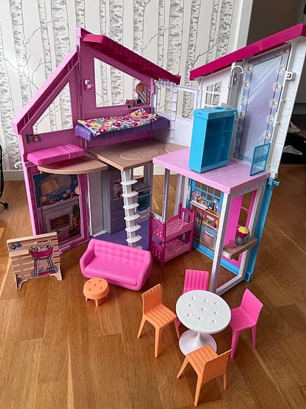 Barbie dockhus med möbler och flera rum
