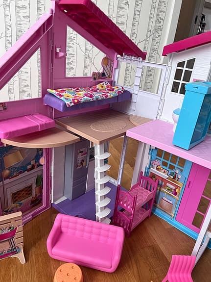 Barbie dockhus med möbler och flera rum