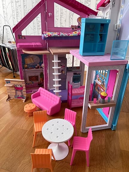 Barbie dockhus med möbler och flera rum