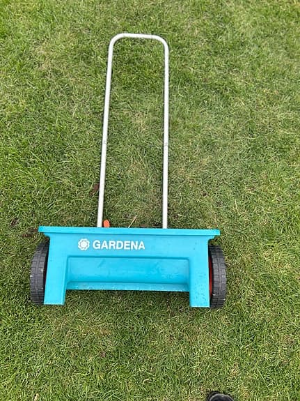 Gardena spridare för gräsmatta blå
