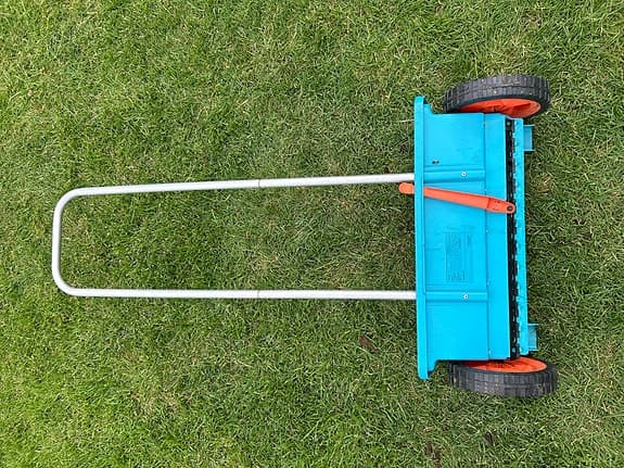 Gardena spridare för gräsmatta blå