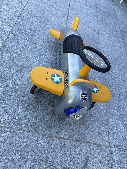 Gåbil i metall - flygplan - silver