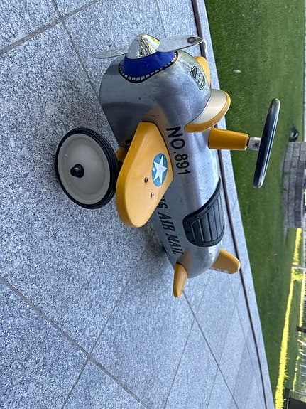 Gåbil i metall - flygplan - silver