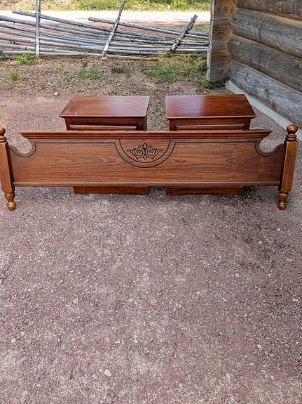 Sänggavel med tillhörande sängbord