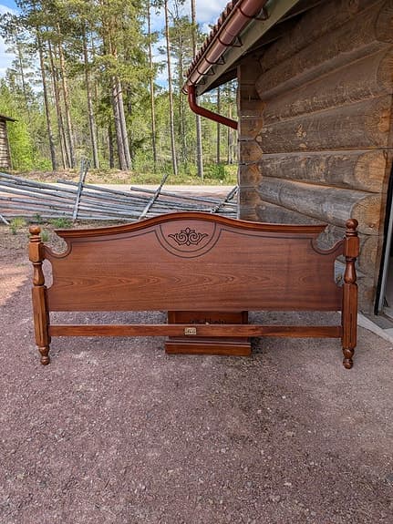 Sänggavel med tillhörande sängbord