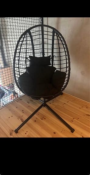 Hängstol äggformad med stativ svart