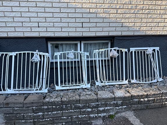 Vita grindar / barngrindar i metall