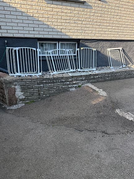 Vita grindar / barngrindar i metall