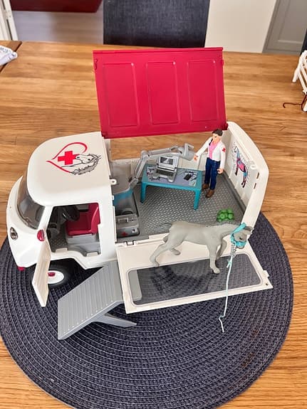 Schleich veterinärbil med häst och veterinär