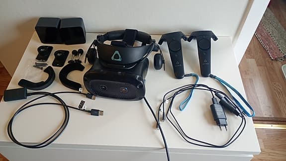 HTC Vive Cosmos VR-headset med handkontroller