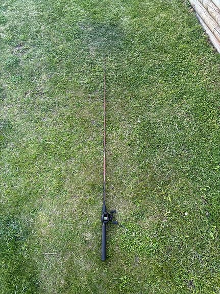Daiwa baitcasting-spö med rulle röd/svart