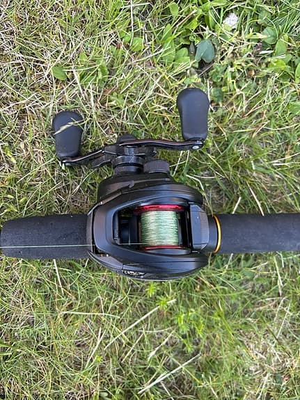 Daiwa baitcasting-spö med rulle röd/svart