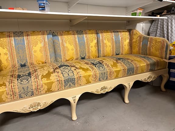 Renoverad trågsoffa