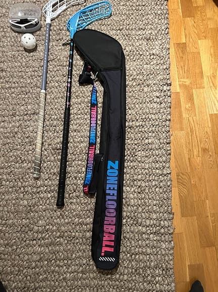 Zone innebandyklubbor med fodral och boll