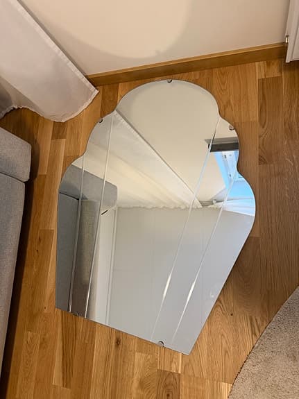 IKEA spegel med dekorativ form