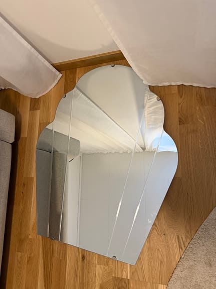 IKEA spegel med dekorativ form