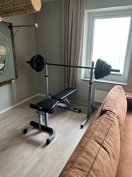 Träningsbänk med skivstång och vikter (Bänkpress)