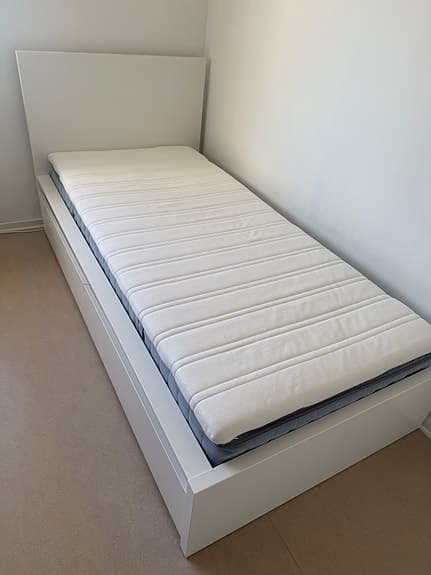 MALM säng med förvaring + madrass & bäddmadrass – mycket fint skick