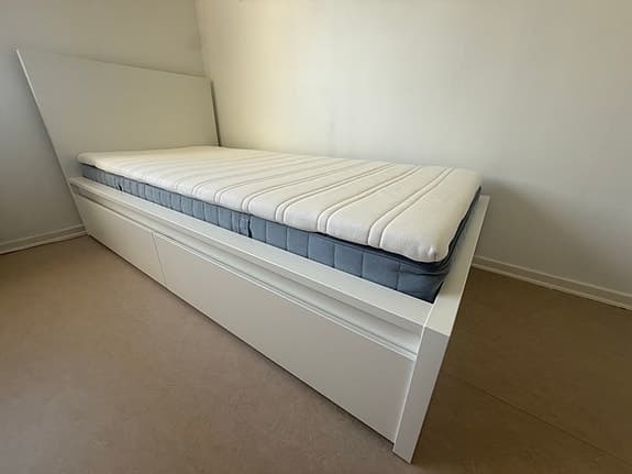 MALM säng med förvaring + madrass & bäddmadrass – mycket fint skick