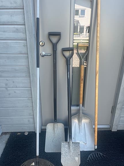 Spadar och räfsor trädgårdsredskap