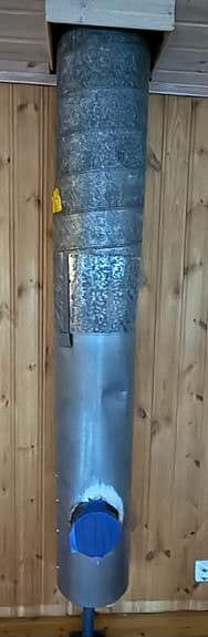 Vit kamin med glaslucka. Skorsten.