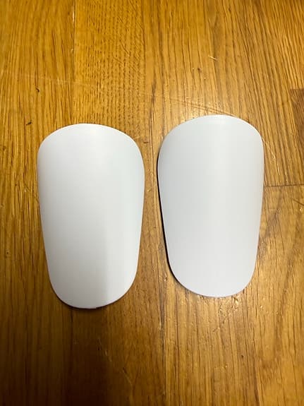 Små fotbollsbenskydd vita ca 8x5cm