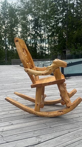 En unik och mäktig gungstol av massiv kanadensisk björk