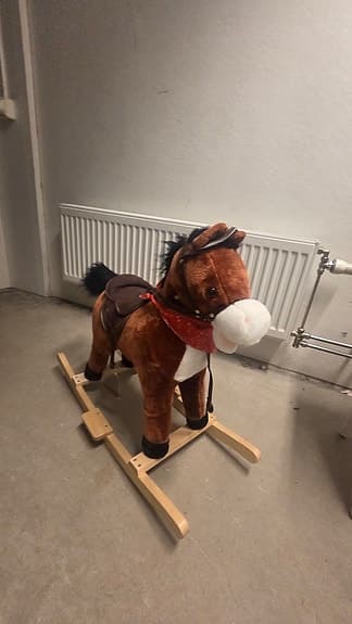 Gungande häst i plysch med ljud och rörlig mule/svans, ljusbrun
