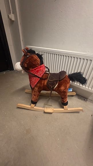 Gungande häst i plysch med ljud och rörlig mule/svans, ljusbrun