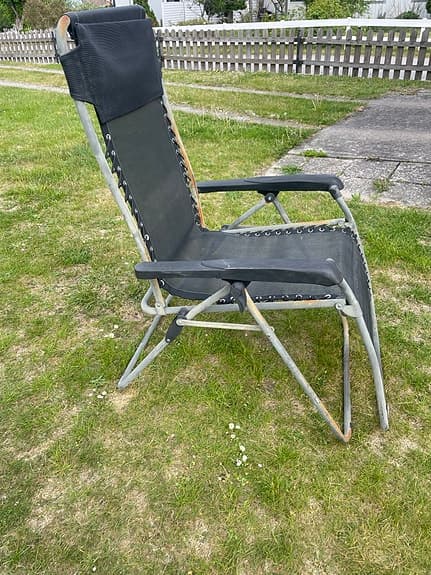 Svart hopfällbar solstol med armstöd
