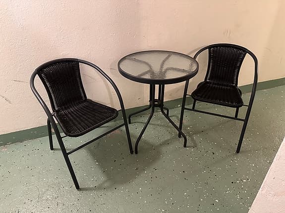 Svart caféset med glasbord och 2 stolar