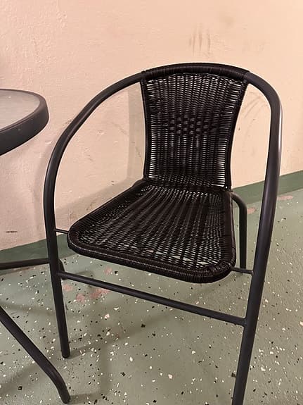 Svart caféset med glasbord och 2 stolar
