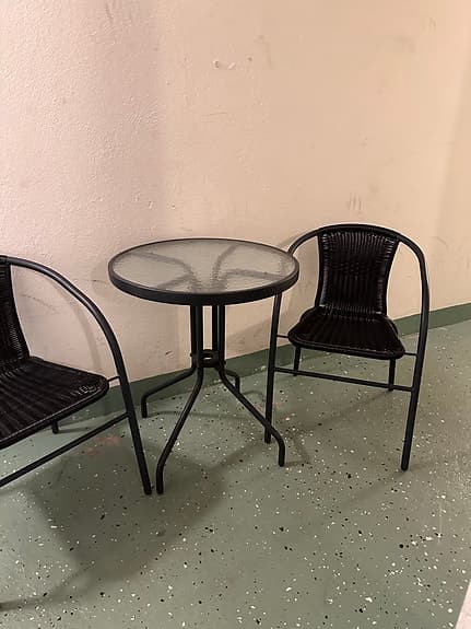Svart caféset med glasbord och 2 stolar
