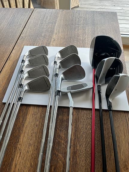Golfset med bag och klubbor TaylorMade m.m.