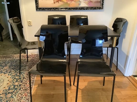 Guzzini dining table with 6 chairs