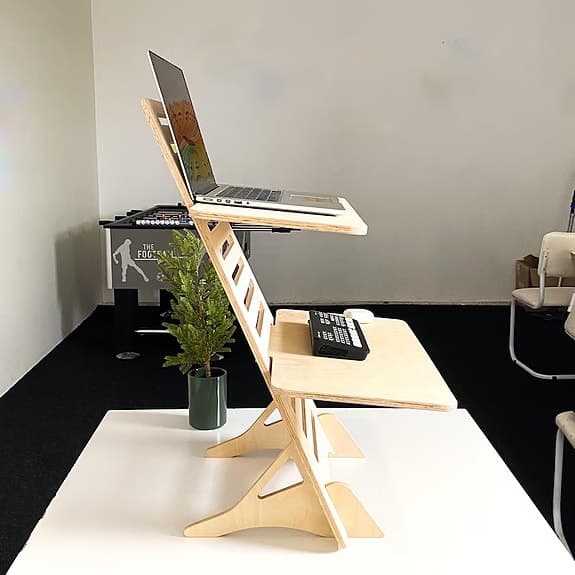 Stående skrivbord i plywood