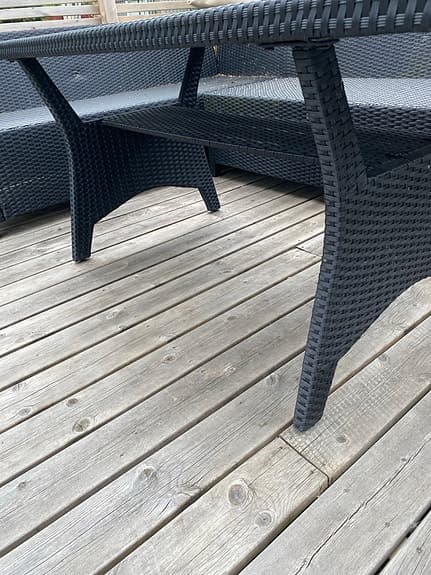 Svart trädgårdsbord i konstrotting