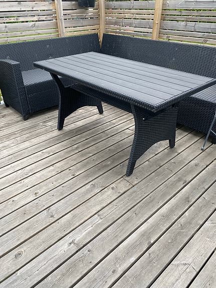 Svart trädgårdsbord i konstrotting