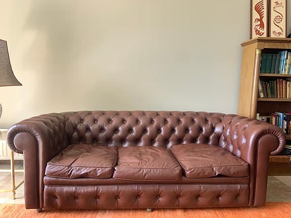 Chesterfield soffa och två fåtöljer