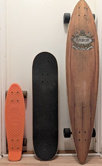 Arbor longboard och två skateboards