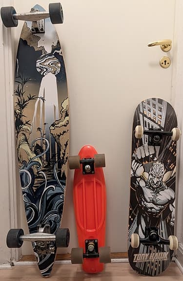 Arbor longboard och två skateboards
