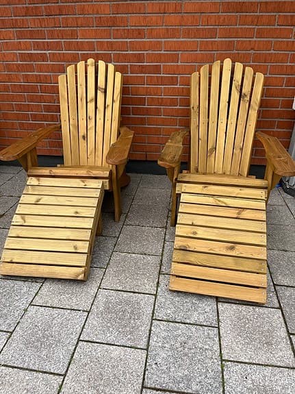 Trädgårdsstolar i trä med fotpallar