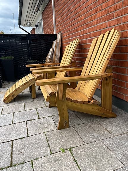 Trädgårdsstolar i trä med fotpallar