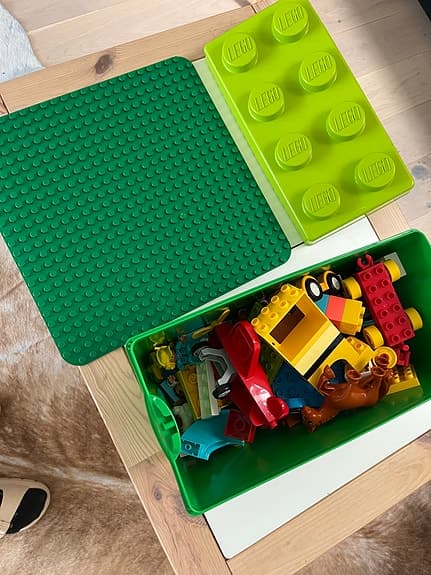 LEGO DUPLO, låda med Lego samt platta!