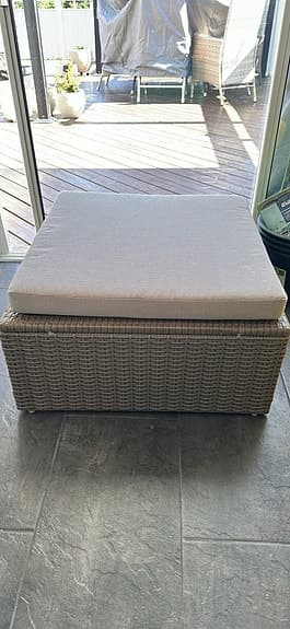 Rotting sittpall med dyna beige