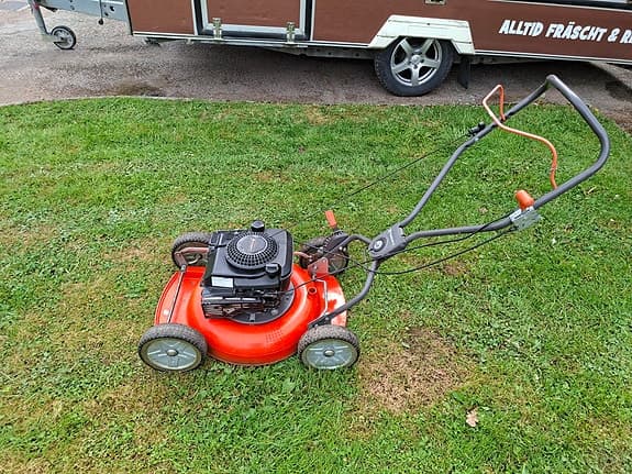 Husqvarna bensindriven gräsklippare nyservad