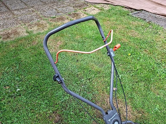 Husqvarna bensindriven gräsklippare nyservad