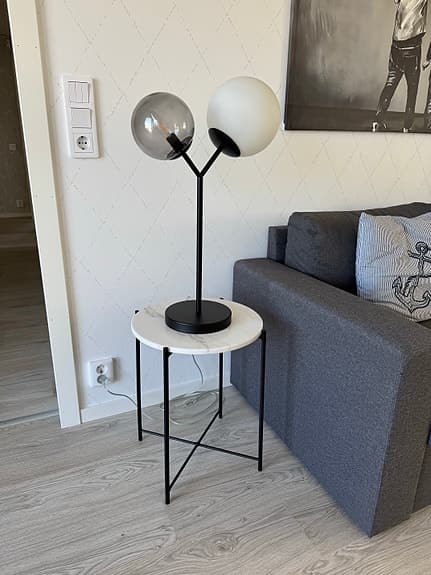 Sidobord med marmorbricka