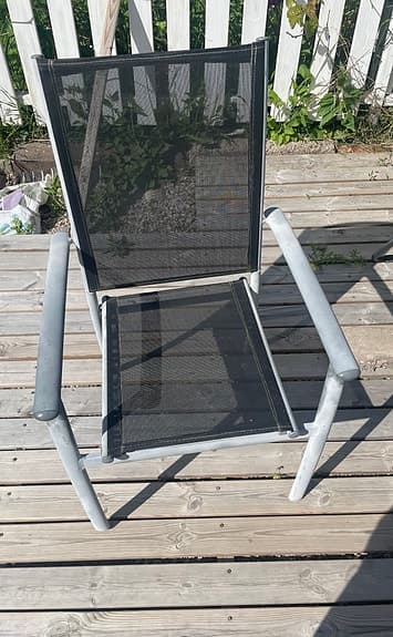 Svarta utestolar i metall